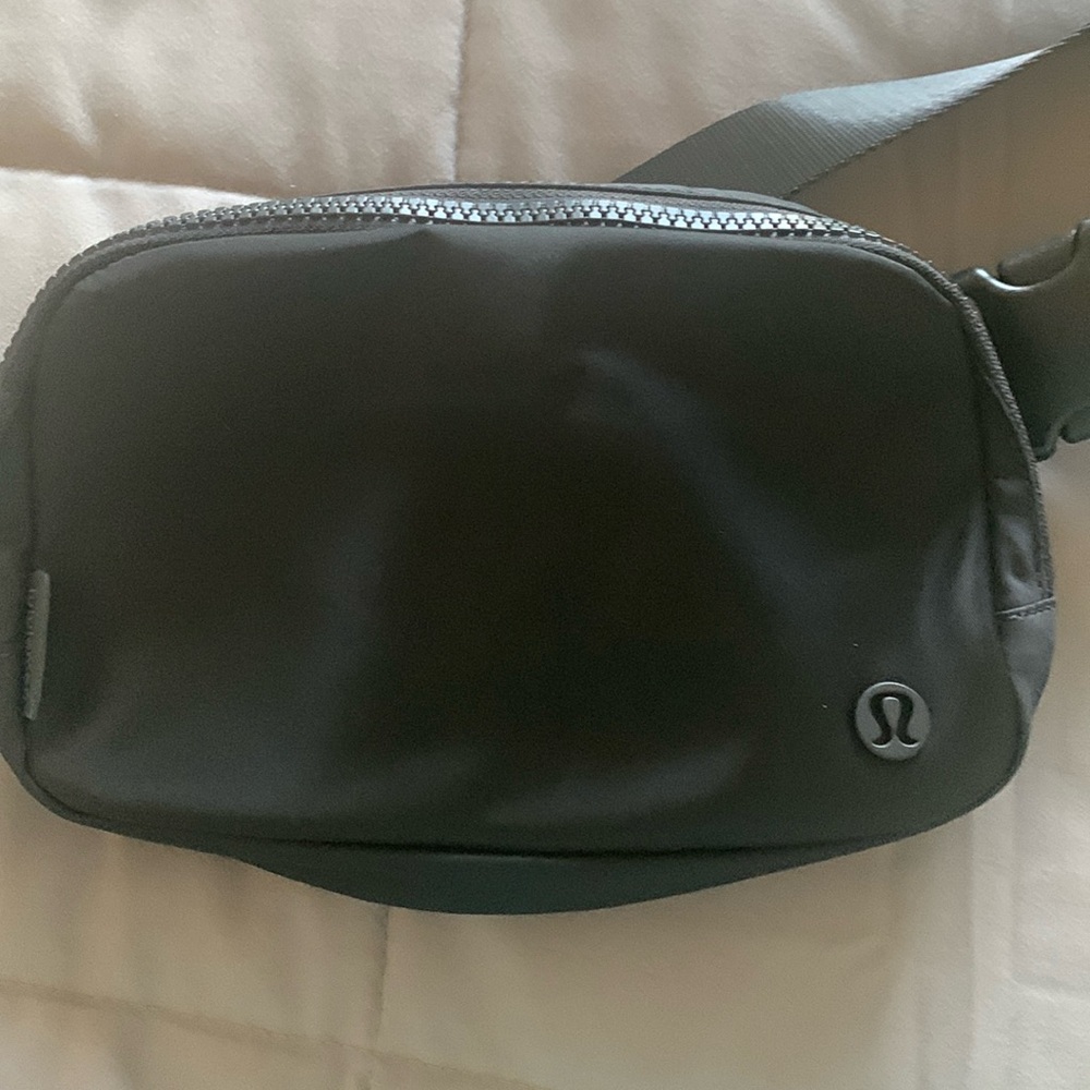 Lululemon Everywhere Belt bag extended strap